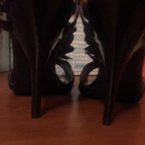 Absolutely beautiful high heeled sandals! Never worn! - Picture 7 of 9